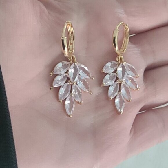 Gorgeous Gold Tone Flower Drop Crystal Dangle Earrings - Picture 5 of 10